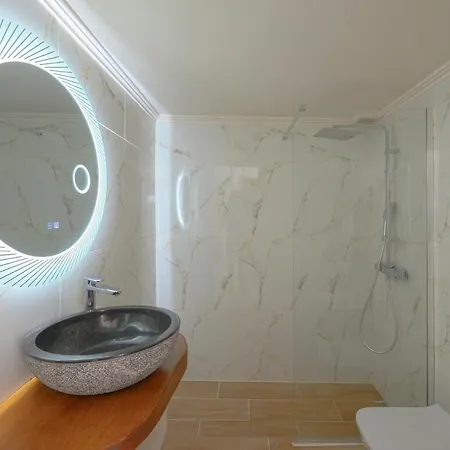 Helena Santorini- Private Plunge Pool & Bbq Holiday home *